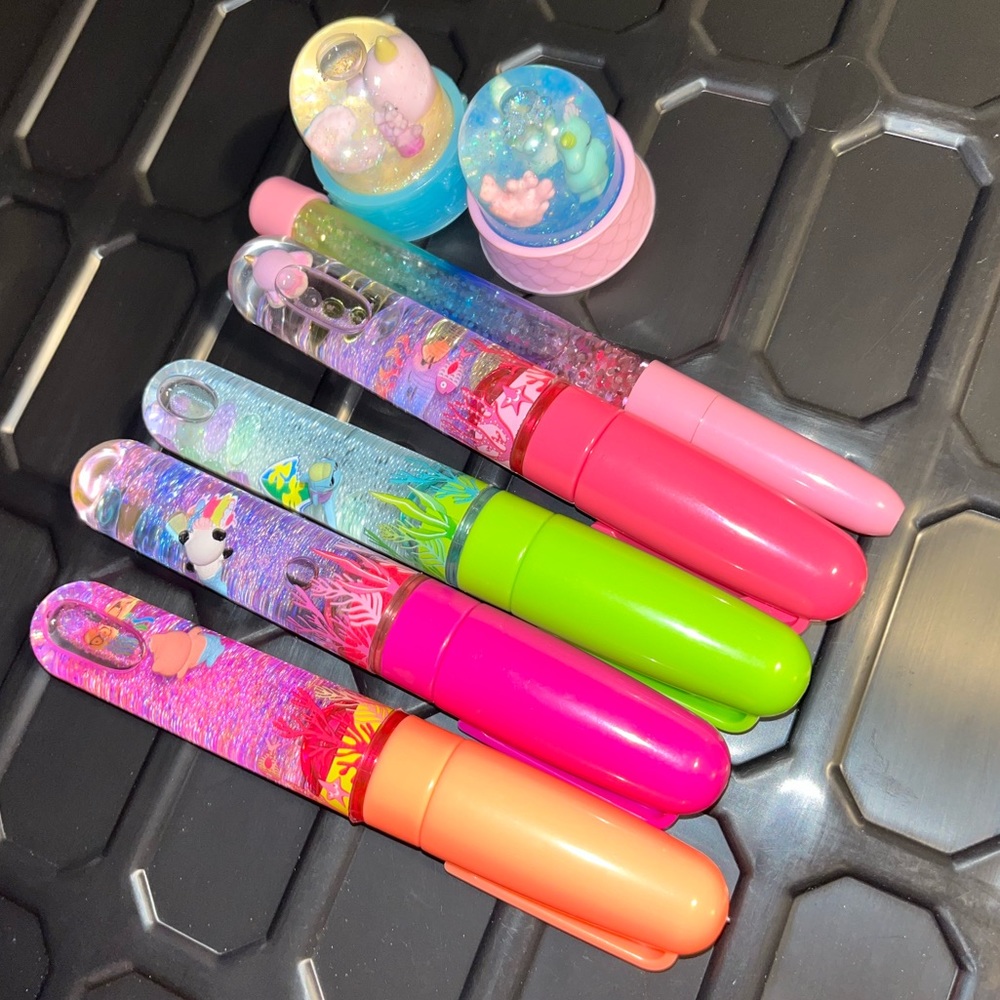 ACCEPTING OFFERS! •Swirly World Liquid Pen Bundle